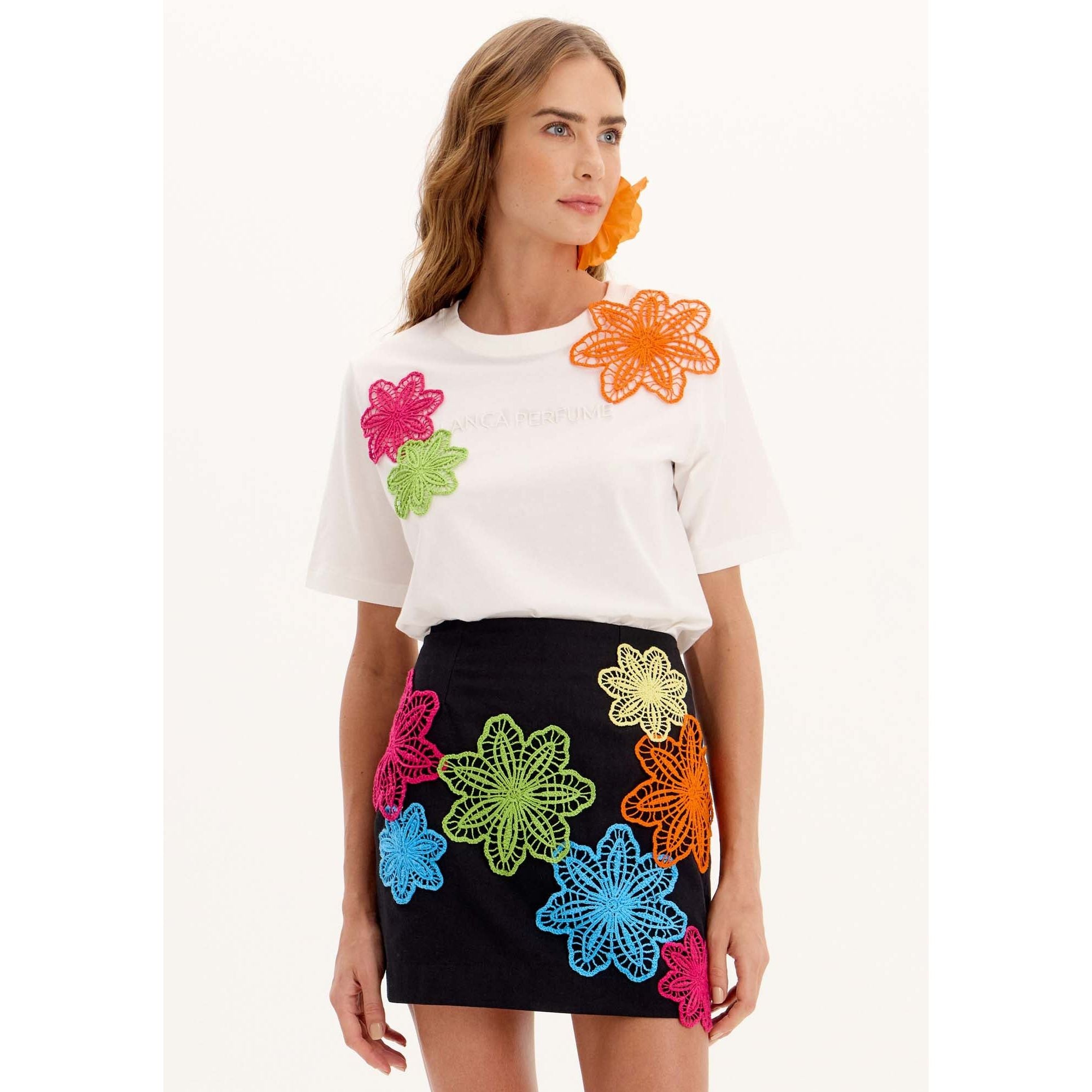 LP FLOWER EMBROIDERY T-SHIRT