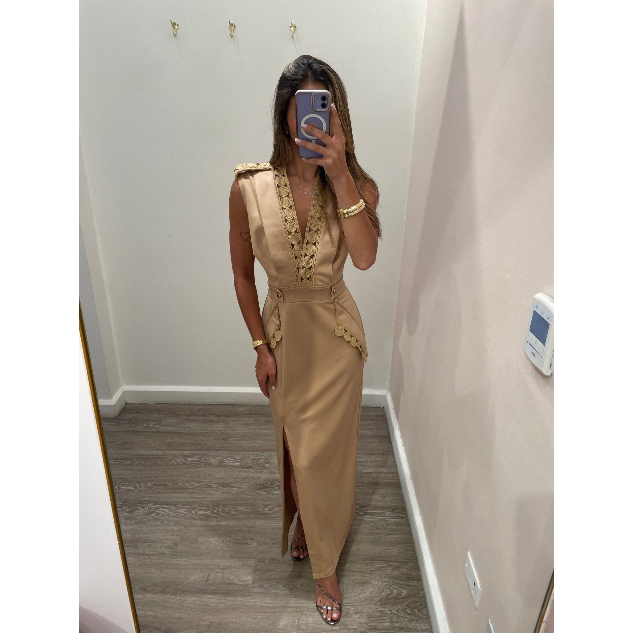 VESTIDO MIDI FENDA BEIGE