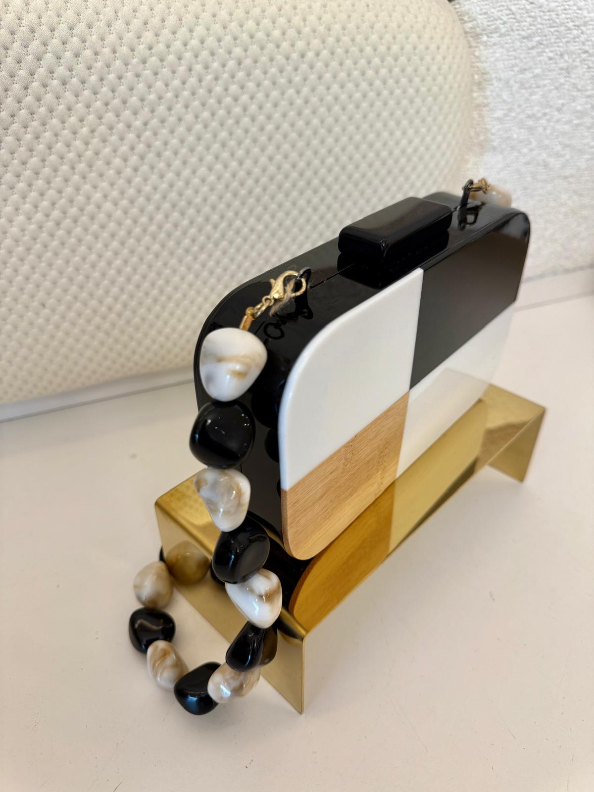 IV WHITE & BLACK CLUTCH