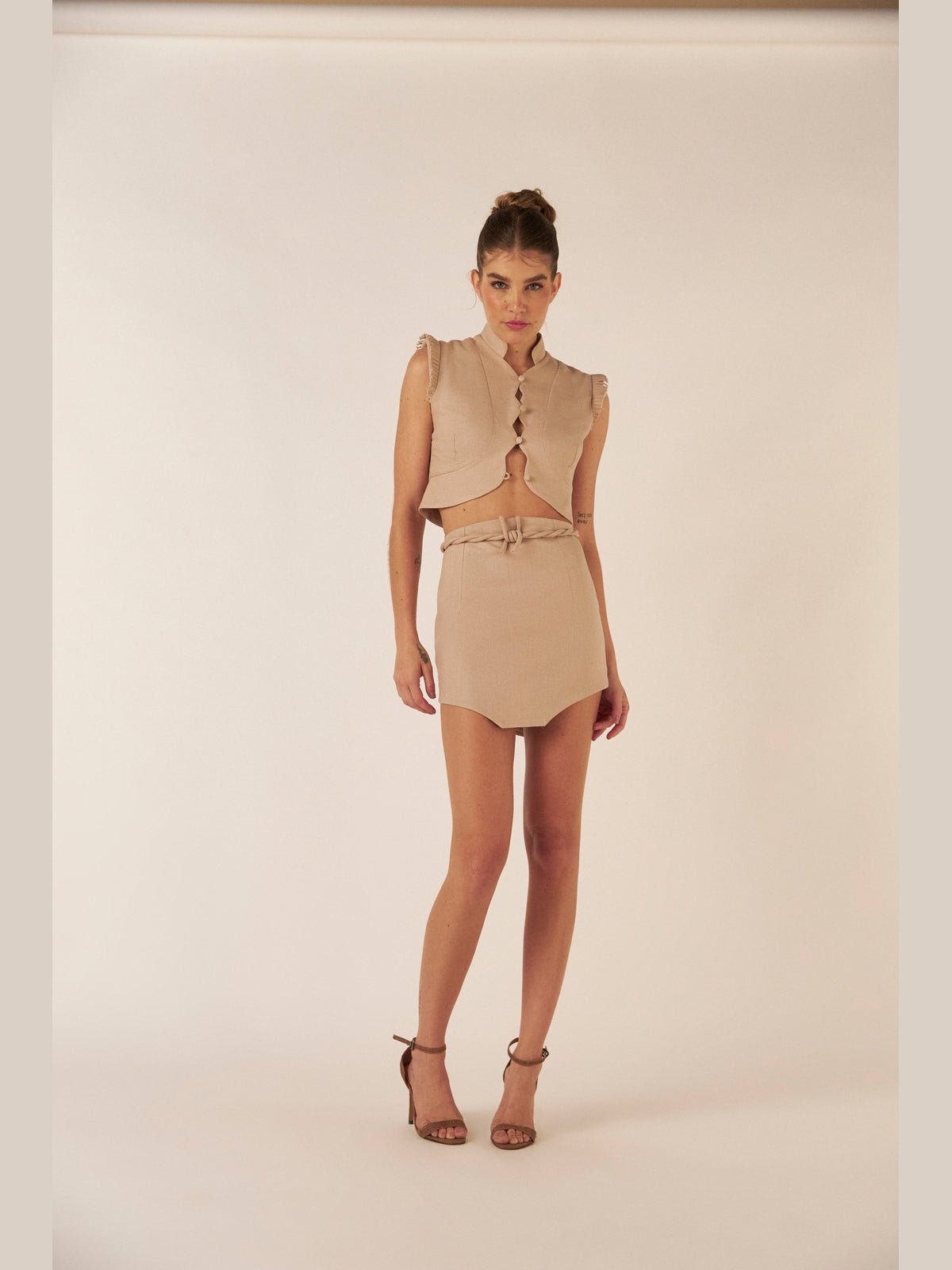 HL CROPPED CERCA BEGE