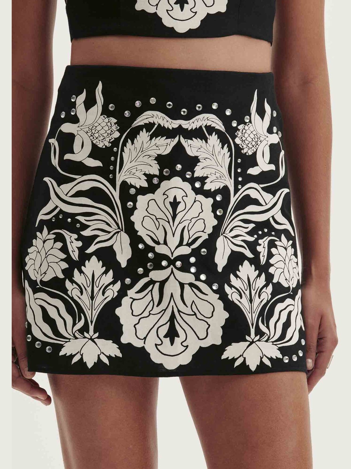 AMAR SHORT BLACK & WHITE DETAILS SKIRT