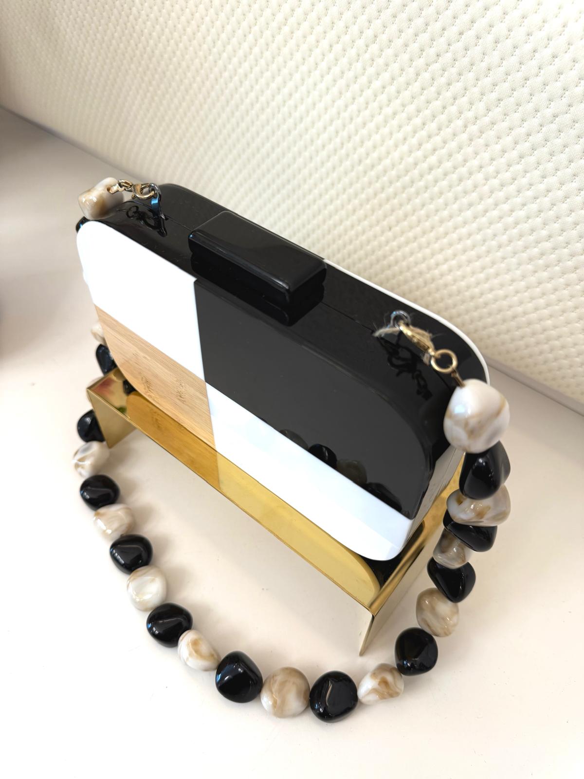 IV WHITE & BLACK CLUTCH